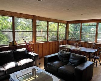 3 Bedroom River Front Cottage In Port Franks - Lambton Shores - Living room