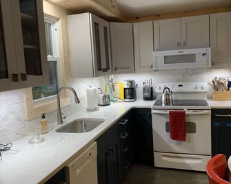 Quiet Comfortable Cabin 5 Min. Walk To Swimming And Boating - Becket - Kitchen