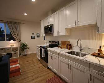 Private San Pedro Adu—Brand-New, Furnished, Safe And Quiet Neighborhood Comfort - San Pedro - Kitchen