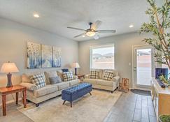 Family-Friendly Rio Rancho Home Near Old Town - Rio Rancho - Living room