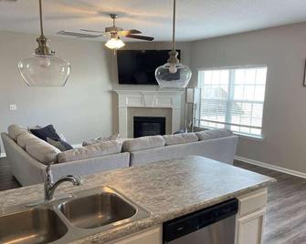 Luxurious & Spacious | King Beds, Patio, Backyard - Hinesville - Living room