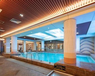 Dongfang Hawaii Holiday Hotel (Xiaogan Sports Center) - Xiaogan - Piscina