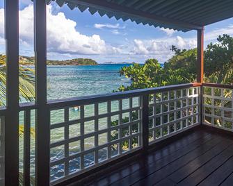 Bequia Beachfront Villas - Friendship Bay - Balcón