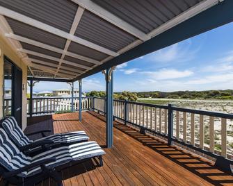 Sea Change - Spacious Family Holiday Accommodation Pet friendly - Lancelin - Balcón