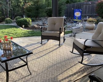 Quaintly King Hideaway Close to Bethel Private Room only in House - Redding - Patio