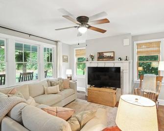 Welcome to Badby Wood Farmhouse. 3BR/2.5 Bath in the heart of Fauquier County. - Marshall - Living room