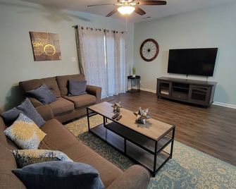 10 mins to Emerald Isle, 2 bd 2.5 ba Townhouse - Swansboro - Living room
