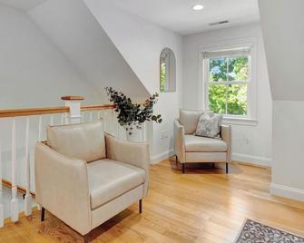 Charming 3-bed townhome Perfect for Families and School Visits Near Downtown - Andover - Living room