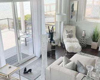 In The Moment Luxury Beachfront Paradise, With Private Beach Access, Bbq, Ac - Crystal Beach - Living room