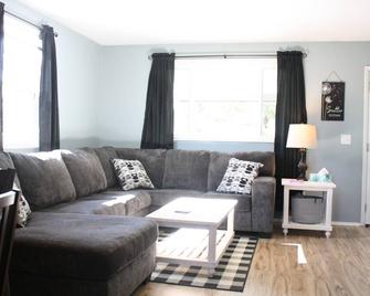 Bluegrass Blessing - Rural house central to Ark, Creation Museum, Cincy - Independence - Living room