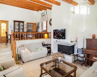 Awesome home in Santa Cristina dAro with 4 Bedrooms, WiFi and Outdoor swimming pool - Santa Cristina d'Aro - Huiskamer