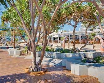 2 Bedroom - Apartment Opposite Beachfront - Yeppoon - Bazén