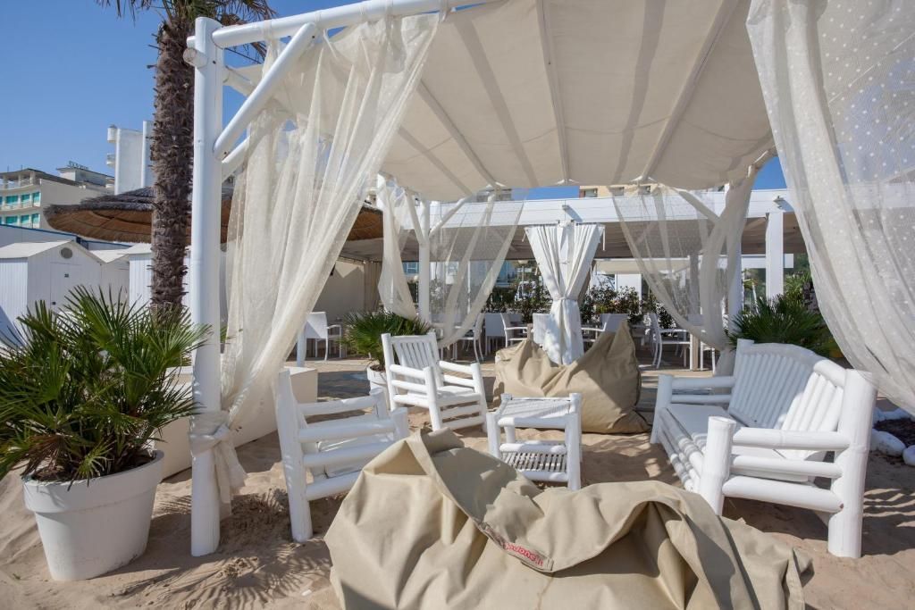 Hotel Conchiglia - سينيغاليا - شرفة مرصوفة