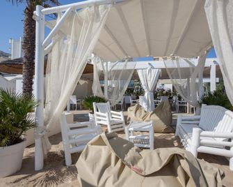 Hotel Conchiglia - سينيغاليا - شرفة مرصوفة