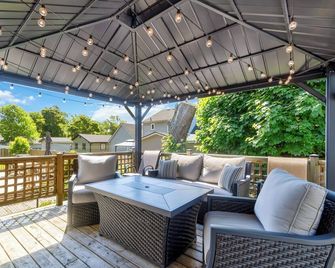 Blue Barrel Beach House - Family, Friendly Luxurious Stay w/Hot Tub & Much More! - Fort Erie - Balcony