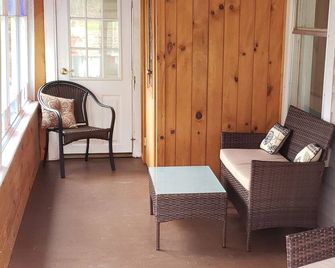 Relax Outdoors In This Updated Village Home... Walking Distance to Downtown - Alexandria Bay - Huiskamer