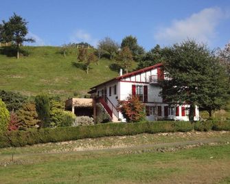 Gite with terrace, barbeque & garden - Uhart-Cize - Edificio