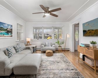 Charming 4-bedroom Farmhouse Style Hamptons Beach Home, East Quogue - East Quogue - Living room