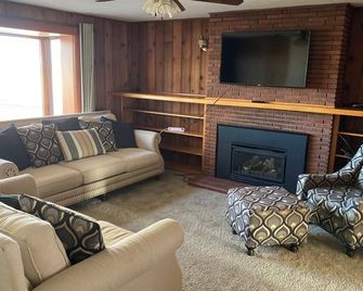 Peaceful vintage farmhouse in charming Alamosa perfect for relaxing - Alamosa - Stue