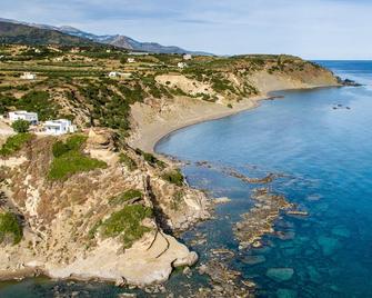 'Dimosthenis' , independent house by the sea.Unique place for relax and serenity - Tsoutsouros - Building