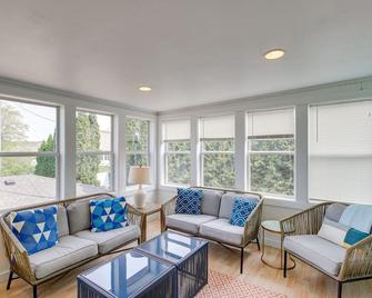 Elkhart Lake Vacation Rental 3 Mi to Road America! - Elkhart Lake - Sala de estar