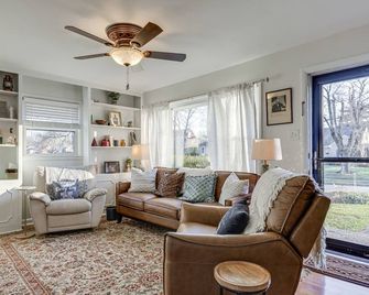Lovely Lexington Home 4 Mi to Downtown! - Lexington - Living room