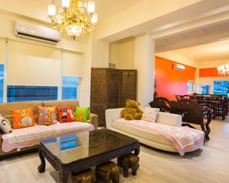 Colorful Wooden Horse Homestay - Luodong Township - Wohnzimmer