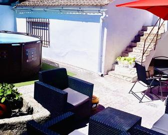 La Casa De Los Lirios - Alcabón - Innenhof