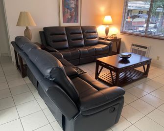 Shell Motel - Hollywood - Living room