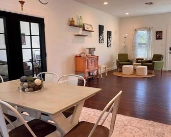 Walk to Main St, Game Room w/Arcade Cozy Cottage Sleeps 6 - Boerne - Essbereich