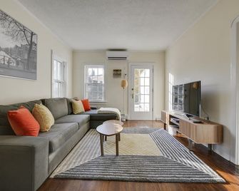 Top-Floor Princeton Condo w/private balcony - Princeton - Living room