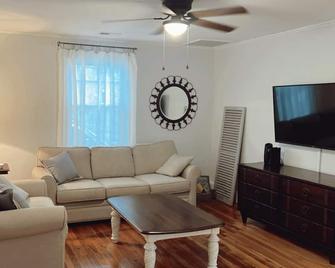 Comfy vintage cottage in beautiful small town--7mins from everything. - Newton - Living room