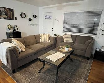 Spacious 4-bedroom house with WiFi and AC in charming Pocatello - Pocatello - Living room