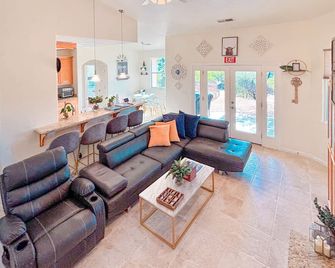 Thoughtfully Designed for Accessibility and Family-Friendliness. - Mariposa - Obývací pokoj