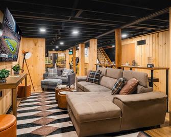 Luxury Log Cabin | Hot Tub + Epic Stargazing - Coudersport - Lounge