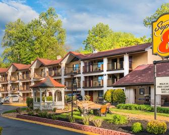 Super 8 by Wyndham Downtown Gatlinburg at Convention Center - Gatlinburg - Gebouw