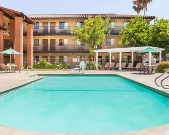 Days Inn by Wyndham San Jose Airport - מילפיטאס - בריכה