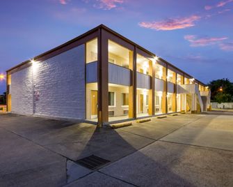 Econo Lodge Little Creek - Norfolk - Building
