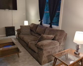 Cozy Creek Cottage, situated between the beautiful rolling hills of Italy, NY - Naples - Salon