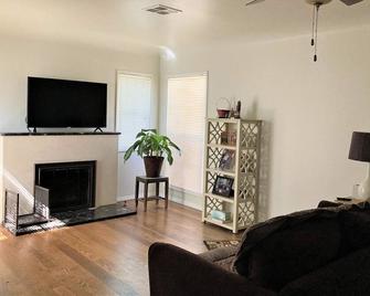 Charming Granada Hills Home in Great Neighborhood - San Fernando - Living room