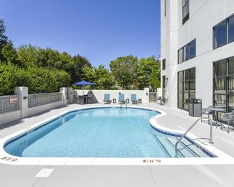 Hampton Inn & Suites Burlington - Burlington - Басейн