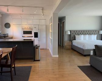 Harbor Inn Self Check-in Hotel - Grand Marais - Bedroom