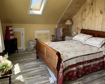 Hollywood meets seaside charm in the former cottage of famed director, John Ford - Peaks Island - Bedroom