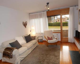 Cozy Apartment in Alp - Alp - Huiskamer