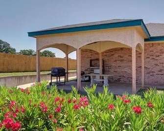 Quality One Motel - Weatherford - Patio