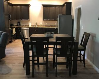 4 Bedroom, 2 bath, newer home located 2 from Jonathan Creek/Kentucky Lake. - Hardin - Restaurante