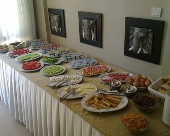 切什梅阿克珀納爾飯店 - 切什梅 - 自助餐