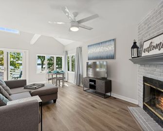 Beautiful Cora Cottage on Fox Lake/Chain O'Lakes with 40 Ft. Private Boat Pier. - Fox Lake - Soggiorno