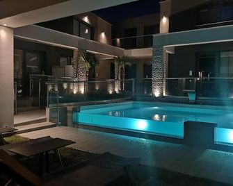 Amalia Deluxe Villas - Nea Vrasna - Piscina