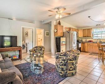 Cozy Canalfront Home Less Than 2 Miles to Hudson Beach! - Hudson - Living room